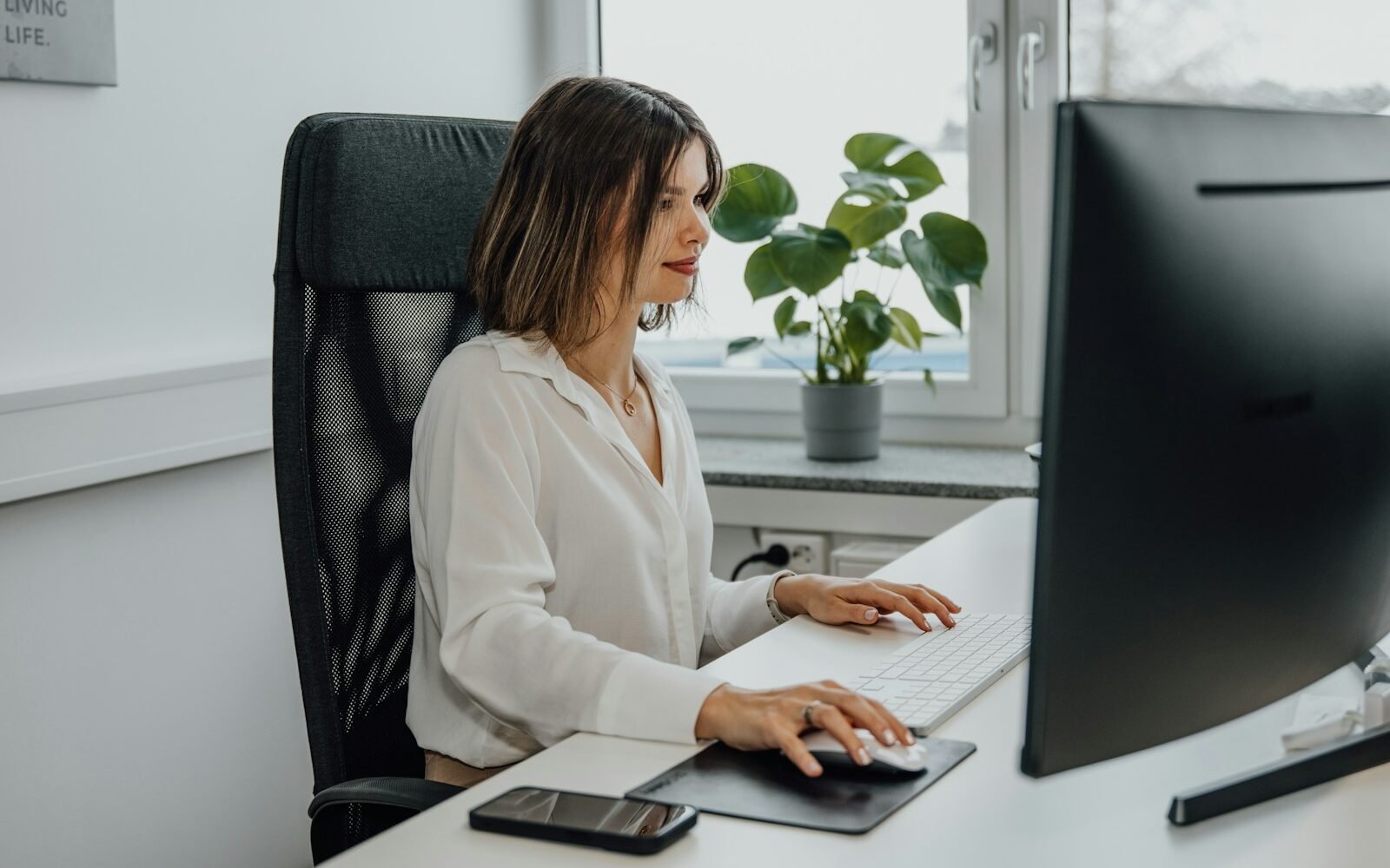 Mitarbeiter Benefits a woman sitting at a desk using a computer
